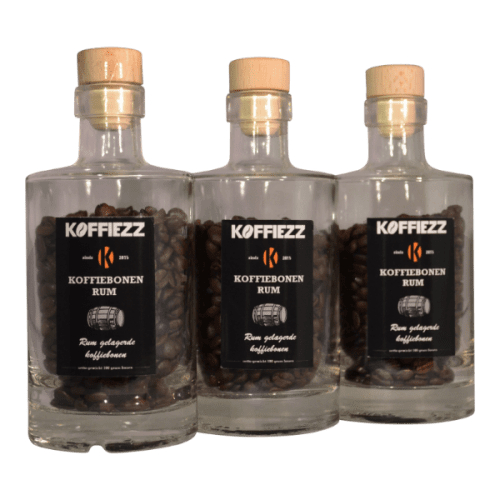 Drie glazen flesjes met rum koffiebonen